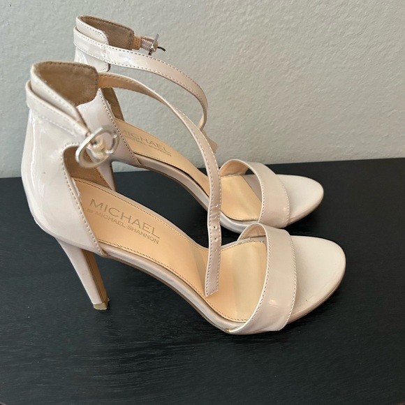Michael Shannon Women's Beige Heels - Picture 4 of 9